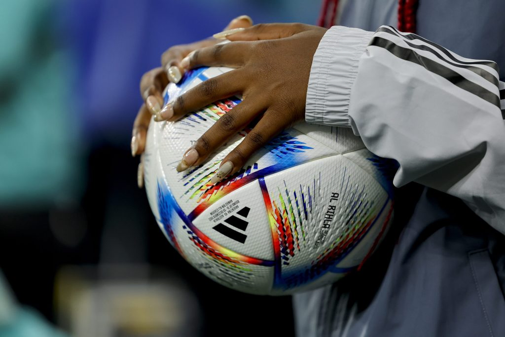 Un ballon de foot tenue par une joueuse pendant la Coupe du Monde Féminine de la FIFA