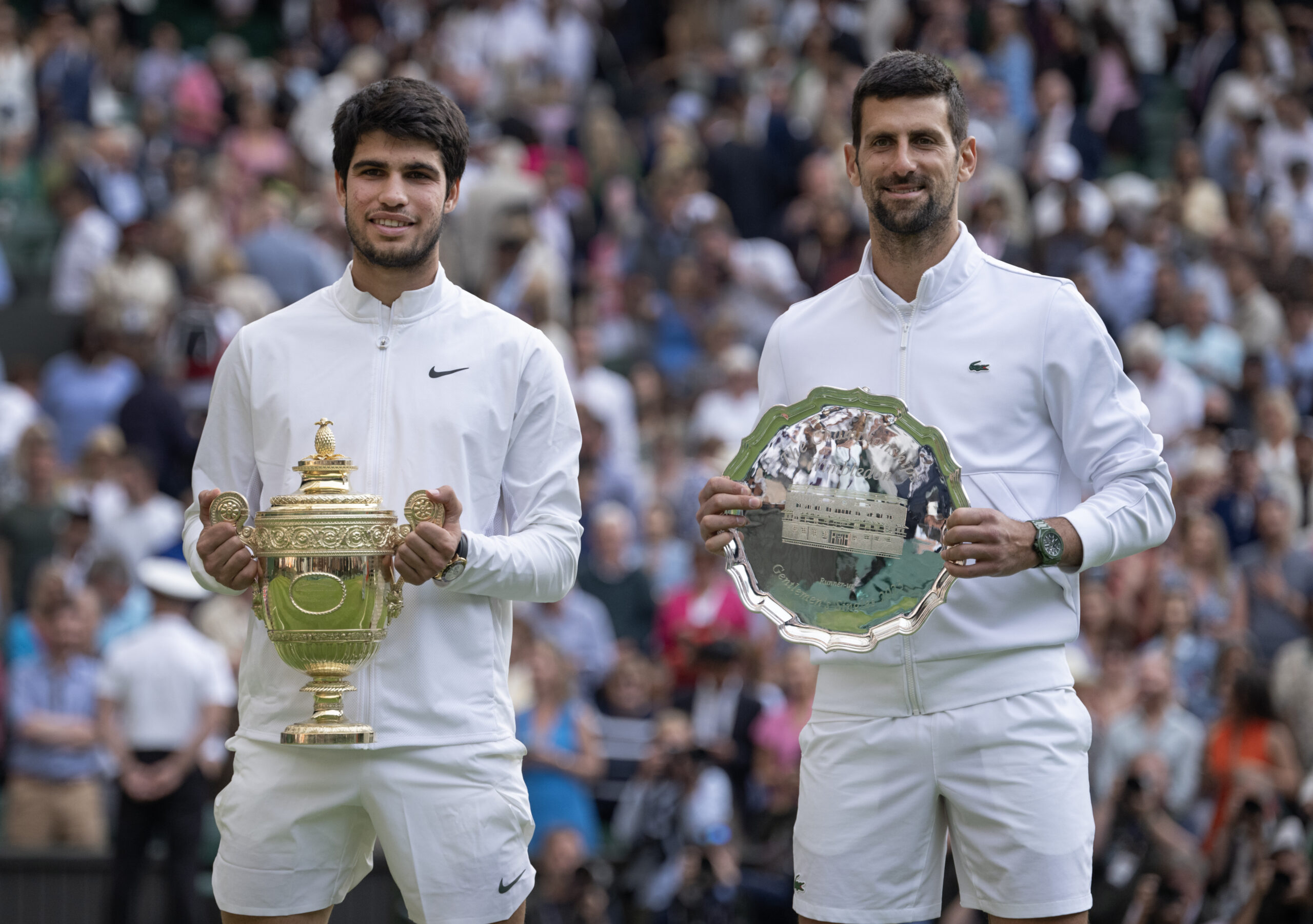 Alcaraz et Djokovic avec leurs trophées à la finale de Wimbledon 2023