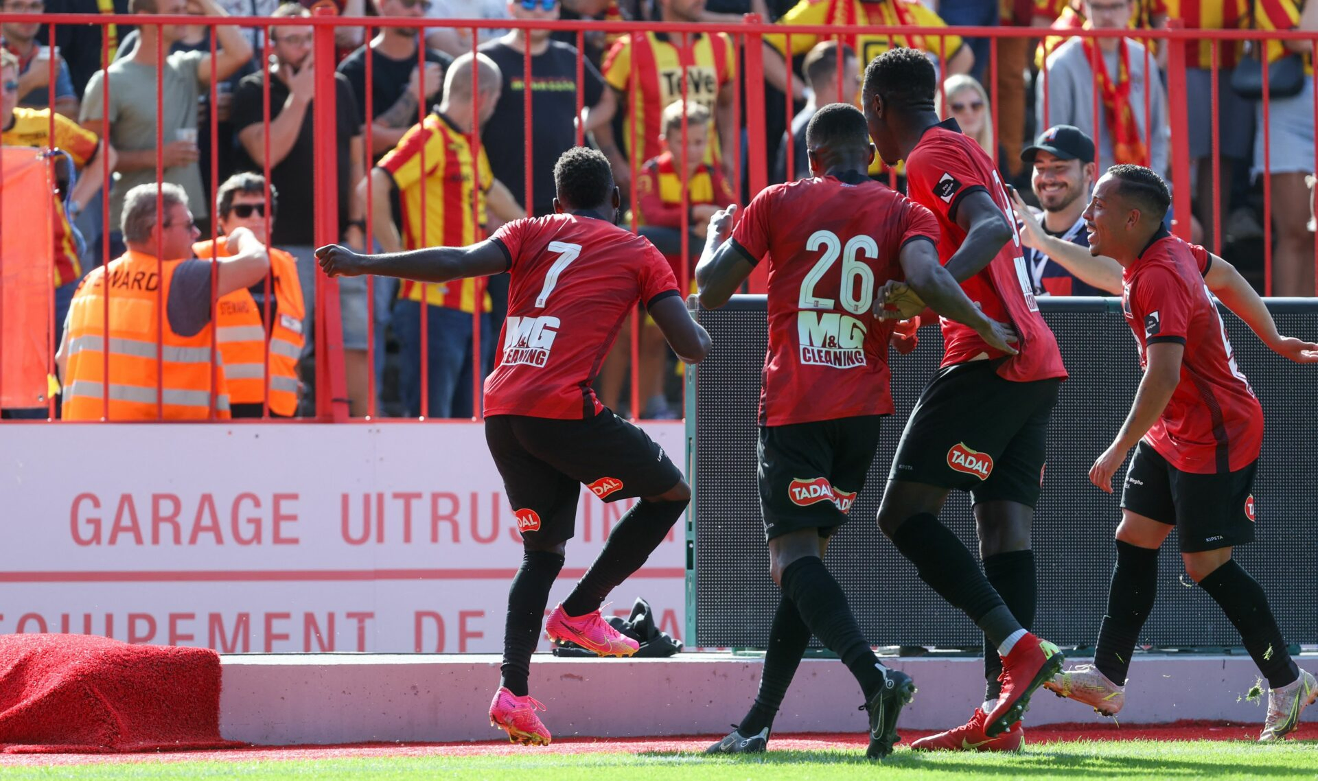Christophe Mickael Biron du Rwdm célèbre son but lors d'un match de football entre le RWD Molenbeek et le KV Mechelen.