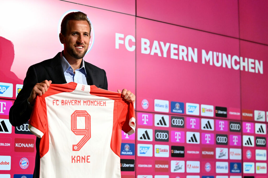Harry Kane signant son transfert au Bayern Munich, un nouveau chapitre commence